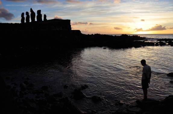 Junto aos Moais de Tahai, admirando o nosso primeiro pôr-do-sol na Ilha de Páscoa, no Oceano Pacífico